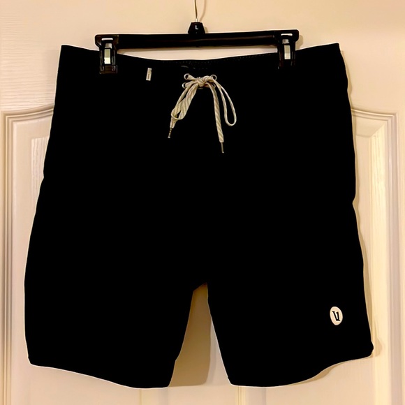 These Vuori Cruise Board Shorts are like new & have only been worn one time.